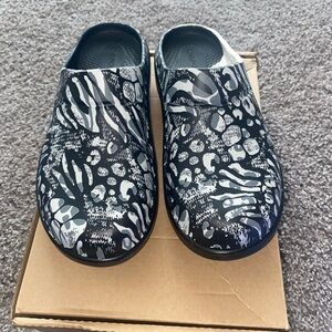 Women’s New - Camo Oofos size 7